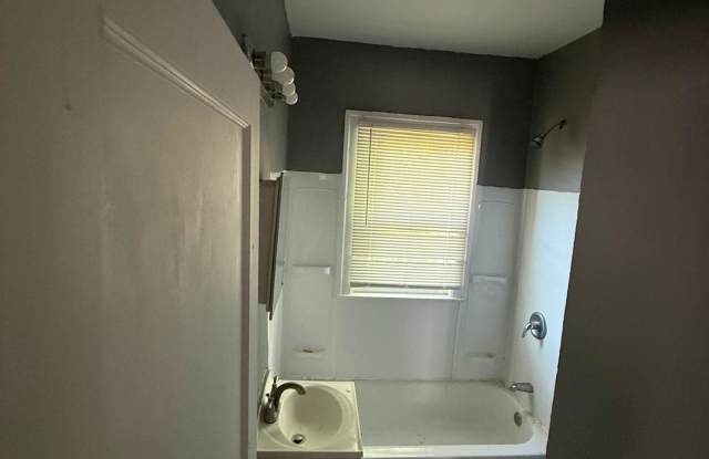 5517 Hillsboro Street Gallery 2