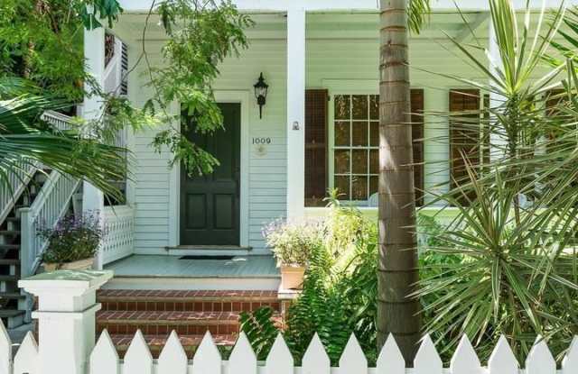 1009 Southard St, Upstairs Gallery 2