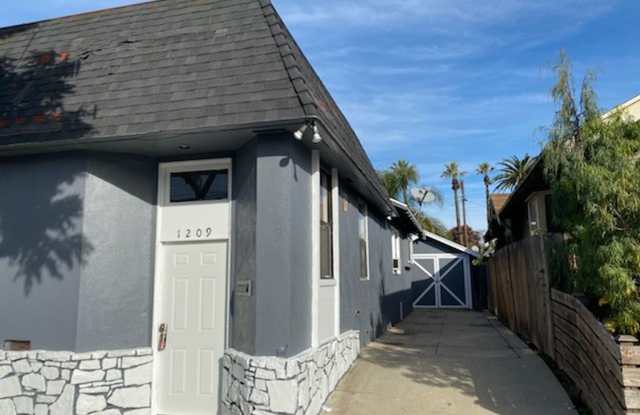 3BD/1BA HOUSE WITH FRONT BONUS ROOM, LAUNDRY AND GARAGE Gallery 1