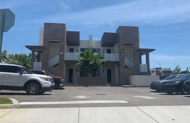 810 E 32nd St - 810 E 32nd St, Hialeah, FL 33013