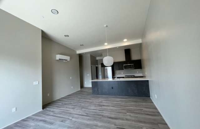 Luxury 2 bed 2 bath on the 2nd floor to view the Mountains!! Gallery 4