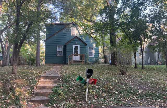 4 bedroom, 2 bathroom home in the peaceful community of Mahtomedi access to White Bear Lake - 224 Forest Avenue, Mahtomedi, MN 55115