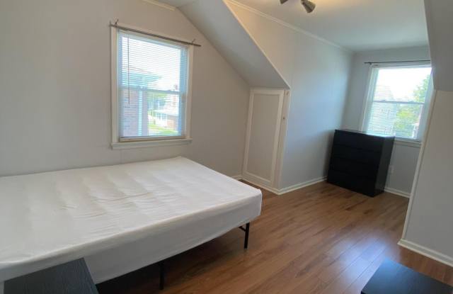 9 Howland Avenue Gallery 3