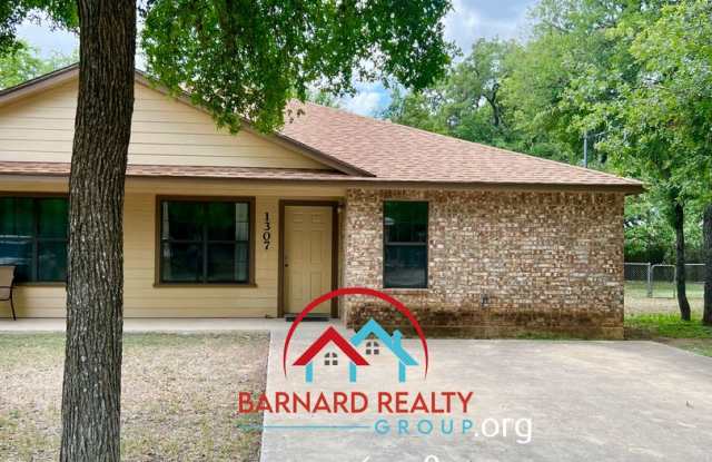Available July 25: Well Maintained 3/2 Duplex photos photos