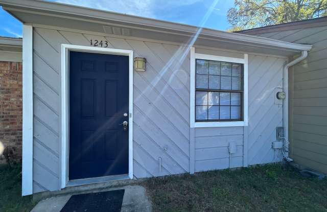 Spacious 1 Bedroom 1 Bathroom! Located Off Ocala Road. photos photos