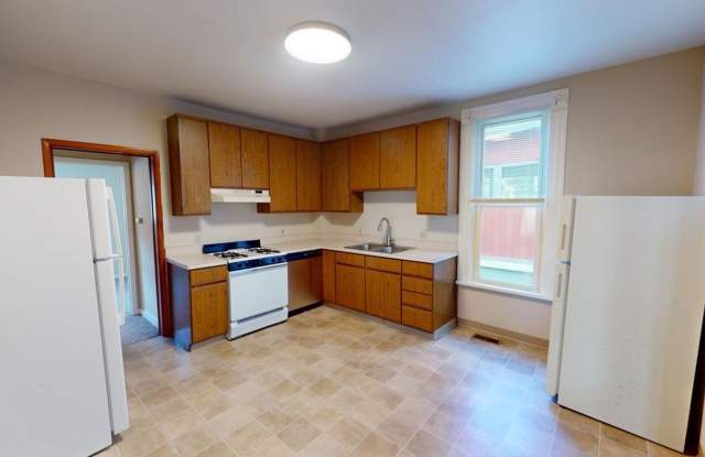 5 BEDROOMS + 2 FULL BATHROOMS + 5 FREE OFF-STREET Parking Spaces SINGLE FAMILY HOUSE SO CLOSE TO CAMPUS! Available Fall 2026! Schedule to see it today! photos photos