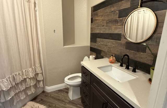 917 La Salle Circle Gallery 1