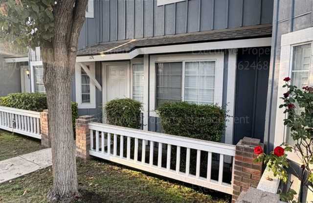 Townhome near Gosford Rd/ Ming Ave close to shopping centers, CSUB, Riverwalk, and the Kern River bike path. Gallery 3