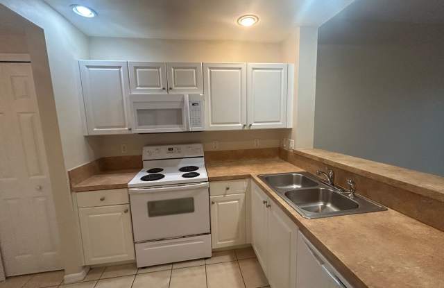 Spacious  3/2 ground floor unit Gallery 4