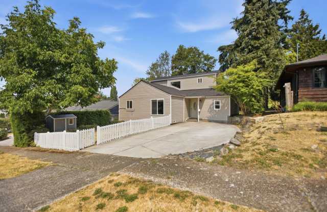 Spacious 3 bed home with washer/dryer and yard in South Beacon Hill Gallery 3