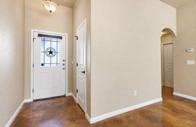 Charming Home Awaits: Spacious & Modern Living in a Prime Location Gallery 4