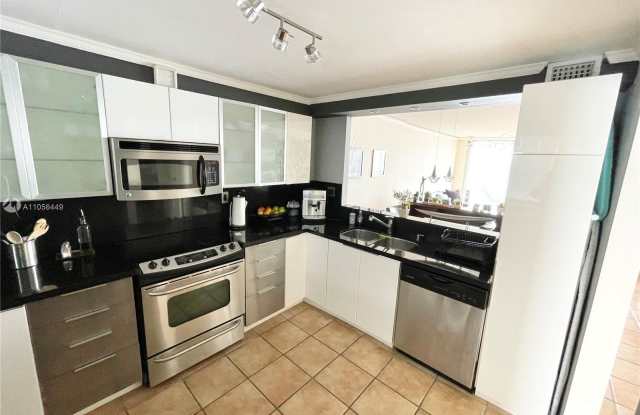 1075 NE Miami Gardens Dr Gallery 2