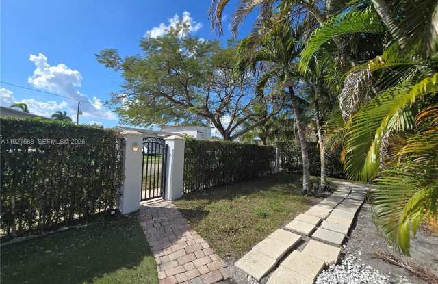 8105 SW 17th Ter photos photos