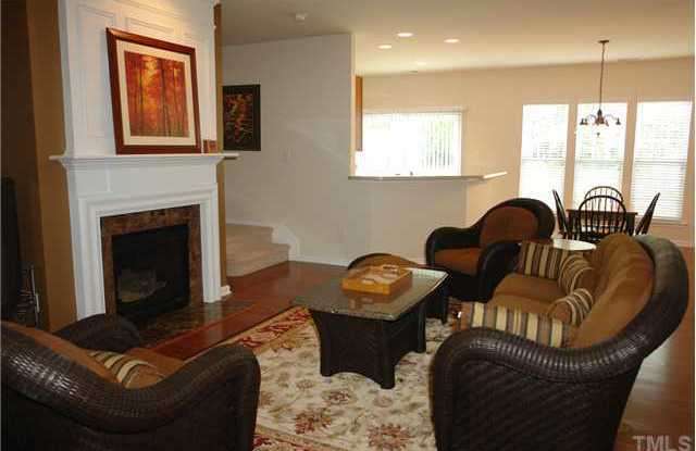 Wonderful 3br/2.5ba end unit townhome!!  1 car garage, across from community pool! Available Now! Gallery 3
