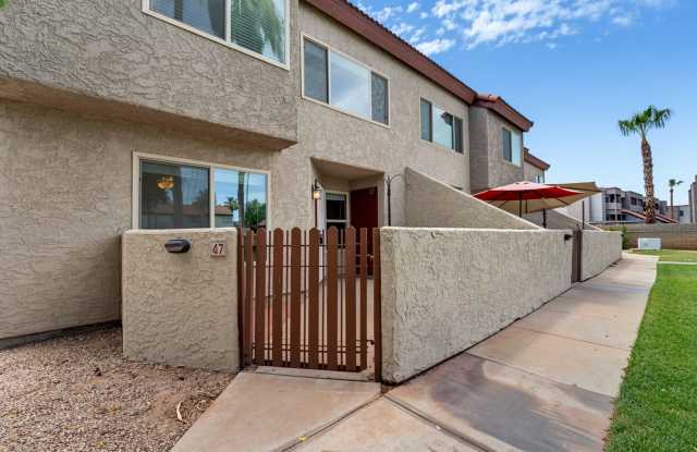 Stylish Dobson Glen Townhome | Updated Kitchen, Loft & Pool Access Gallery 1