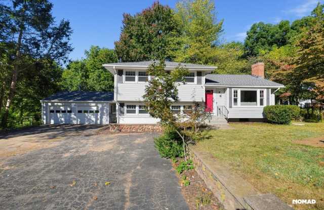 Charming 3BR House in South Windsor Gallery 3