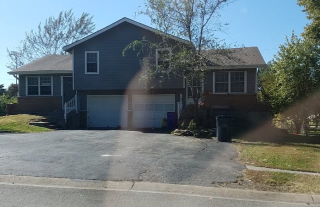 925 North Jan-Mar Drive - 925 North Jan-Mar Court, Olathe, KS 66061