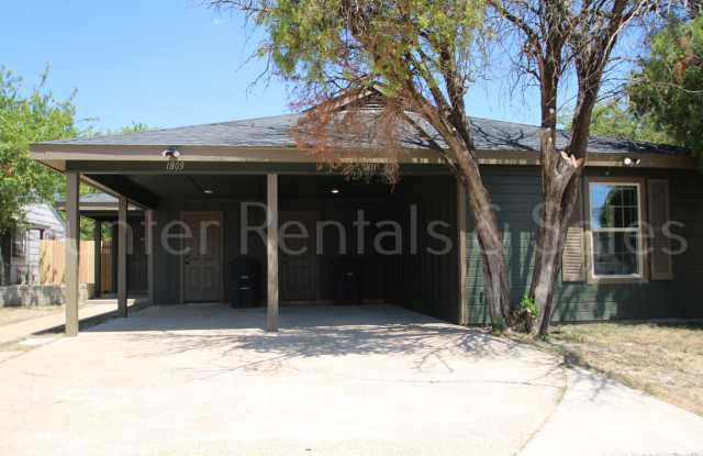 Newly Renovated 2-Bedroom Duplex photos photos