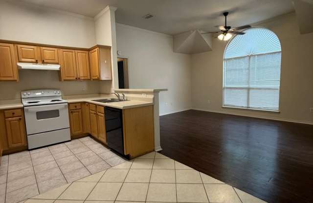 3/2/2 Duplex with Fenced Back Yard photos photos