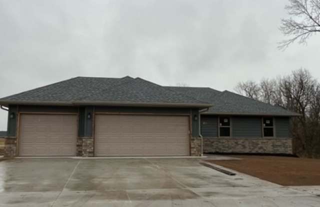 New 3 car. Springfield Address Willard Schools - 1384 South Mahn Avenue, Greene County, MO 65802