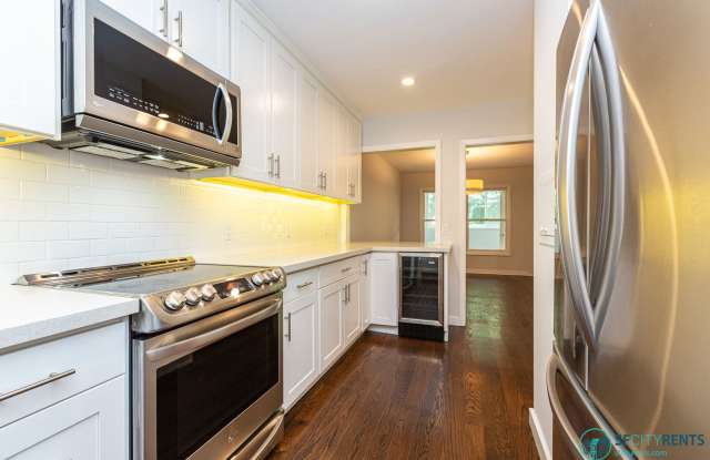 Pacific Heights: 2 Bedrooms + Office Steps Away From Lafayette Park w/ Garage Parking Included photos photos