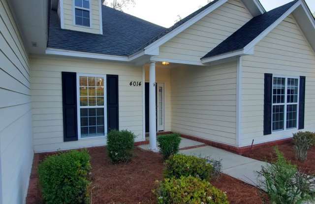 Charming 4BR/2BA Home with Hardwood Floors, Spacious Kitchen, and Screened Porch in Valdosta, GA! Gallery 4