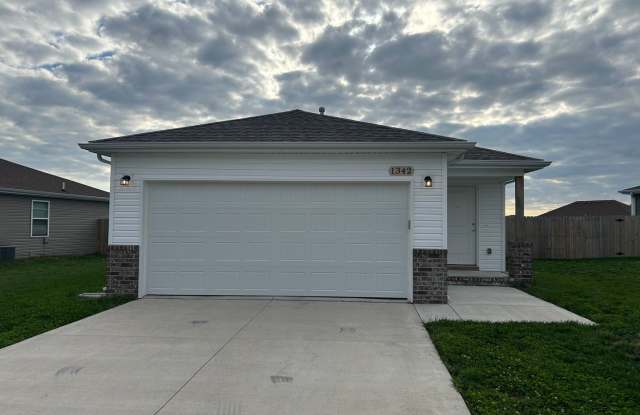 3 bedroom home with fenced in back yard! photos photos