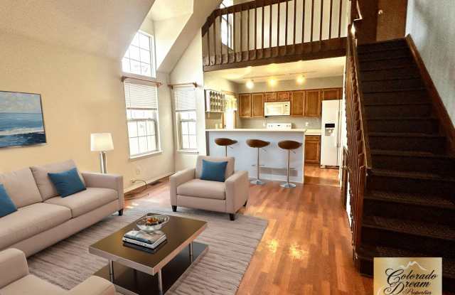 Wonderful 2-bed 2-full bath townhouse walking distance to the lightrail! Gallery 1