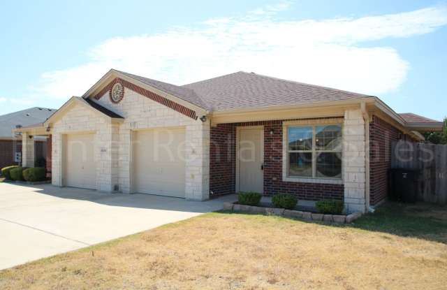 Spacious 3-Bedroom Duplex with Fenced Yard & Garage Gallery 2