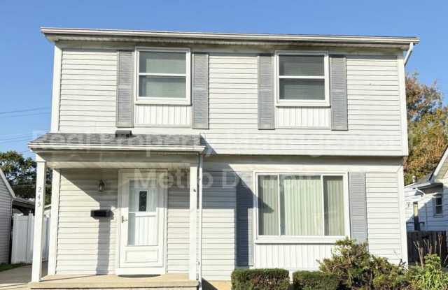 3-Bedroom Clawson Home with Fenced Backyard & Patio Gallery 1