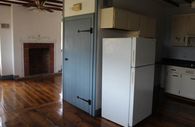2 Story Historic Farmhouse in Country Setting Gallery 4
