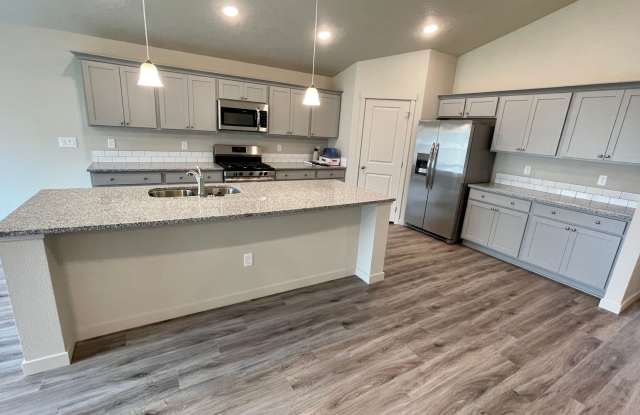 $2,200 / Large 4 bed 2 bath / 3 car garage (2 bay with 1 bay EXTRA deep). Fenced yard photos photos