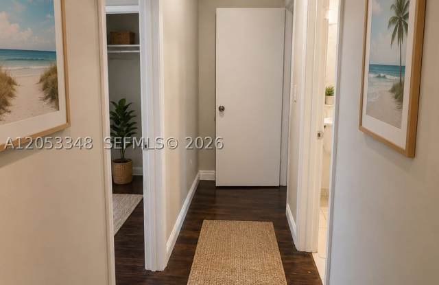 1008 N 18th Ct Gallery 4