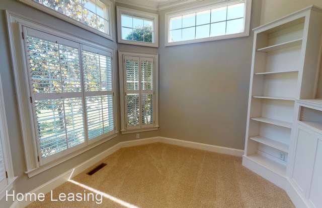 17208 Royal Court Drive Gallery 4