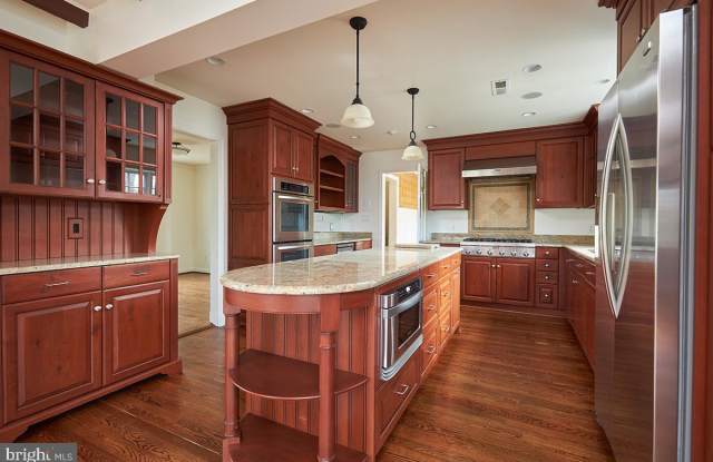 5300 BOXWOOD COURT Gallery 2