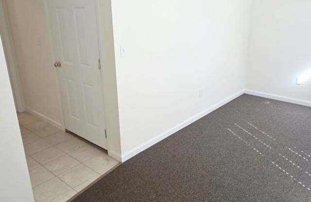 Spacious 2BR North End Townhouse w/ Garage & In-Unit Laundry Gallery 4