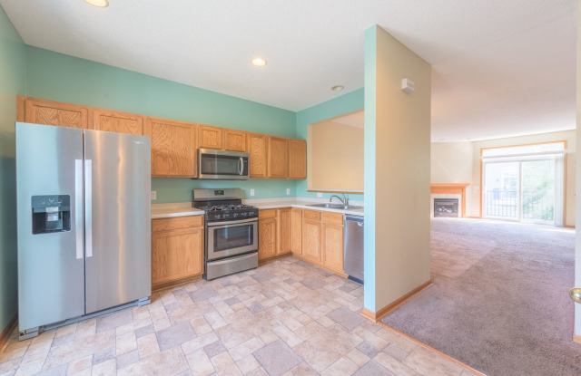 Rare circle pines, centennial schools property for lease! New carpet/paint 2022!!! - 306 Heritage Trail, Circle Pines, MN 55014