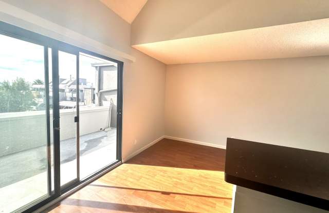 BEAUTIFUL TOP FLOOR 1 BED 1 BATH CONDO W/RESORT FACILITIES! +STORAGE photos photos