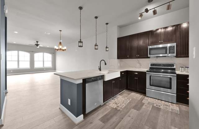 Lakefront Condo GARAGE INCLUDED Gallery 1