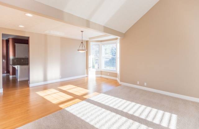 Beautiful 4 Bedroom home in Cascade Crest Available Now !! Gallery 4
