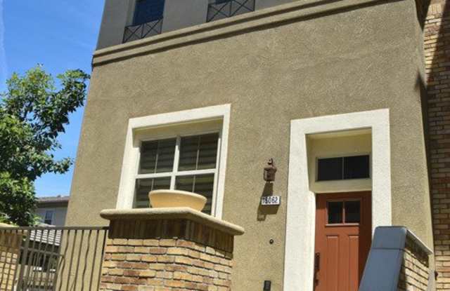 3 Bdrm/2.5 Bath Townhome in East Whittier Gables Community - 16062 Gables Loop, Whittier, CA 90603