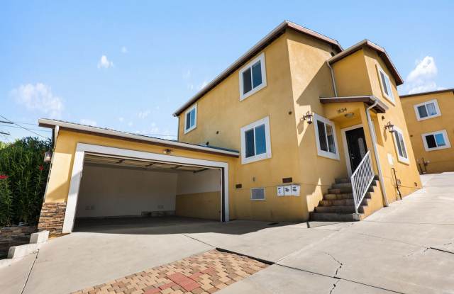 4 Bedroom / 3 Bath House with In-Unit Laundry & Private Garage! Gallery 3