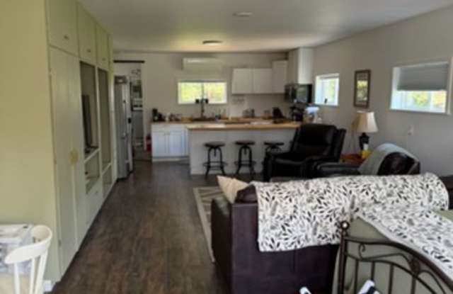 Charming Fully Furnished Studio Cottage in a Peaceful Country Setting Gallery 3
