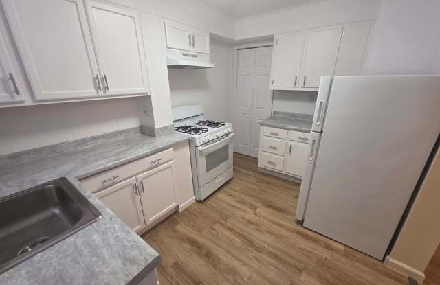 Freshly renovated townhome with modern updates and plenty of charm! Gallery 4