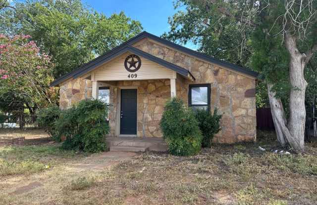 2 BED 1 BATH; new HVAC! NEW CARPET! photos photos
