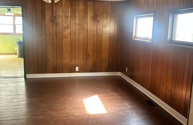 2 Bedroom Duplex 702 S. Glenwood Gallery 3