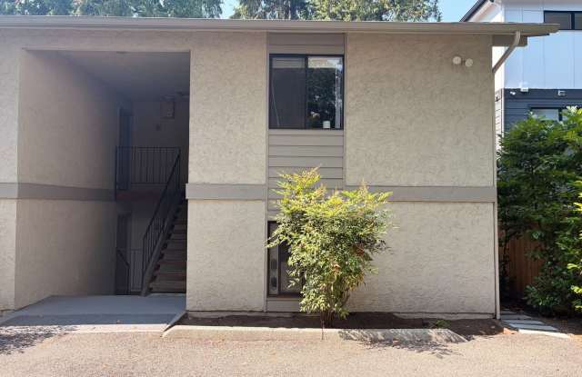 Beautiful Kirkland Top-Floor Unit Available! Gallery 1