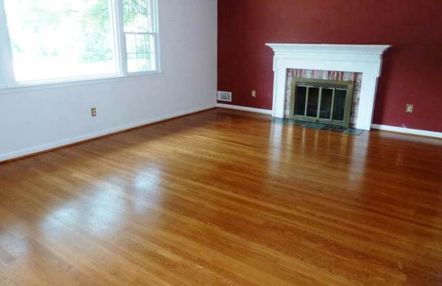 1002 COUNTRY CLUB DR NE Gallery 3