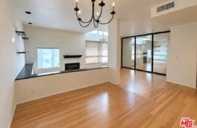 520 South Barrington Avenue Gallery 2
