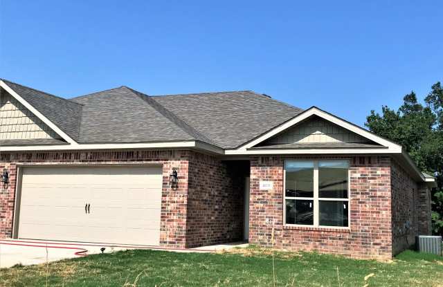 ***1/2 OF FIRST MONTH FREE IF YOU MOVE IN BEFORE 10/1*** photos photos